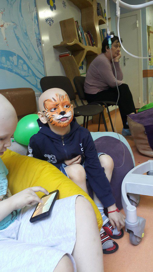 Sie besuchten das Nationale Krebsinstitut Kiew in der Kinderabteilung für krebskranke Kinder